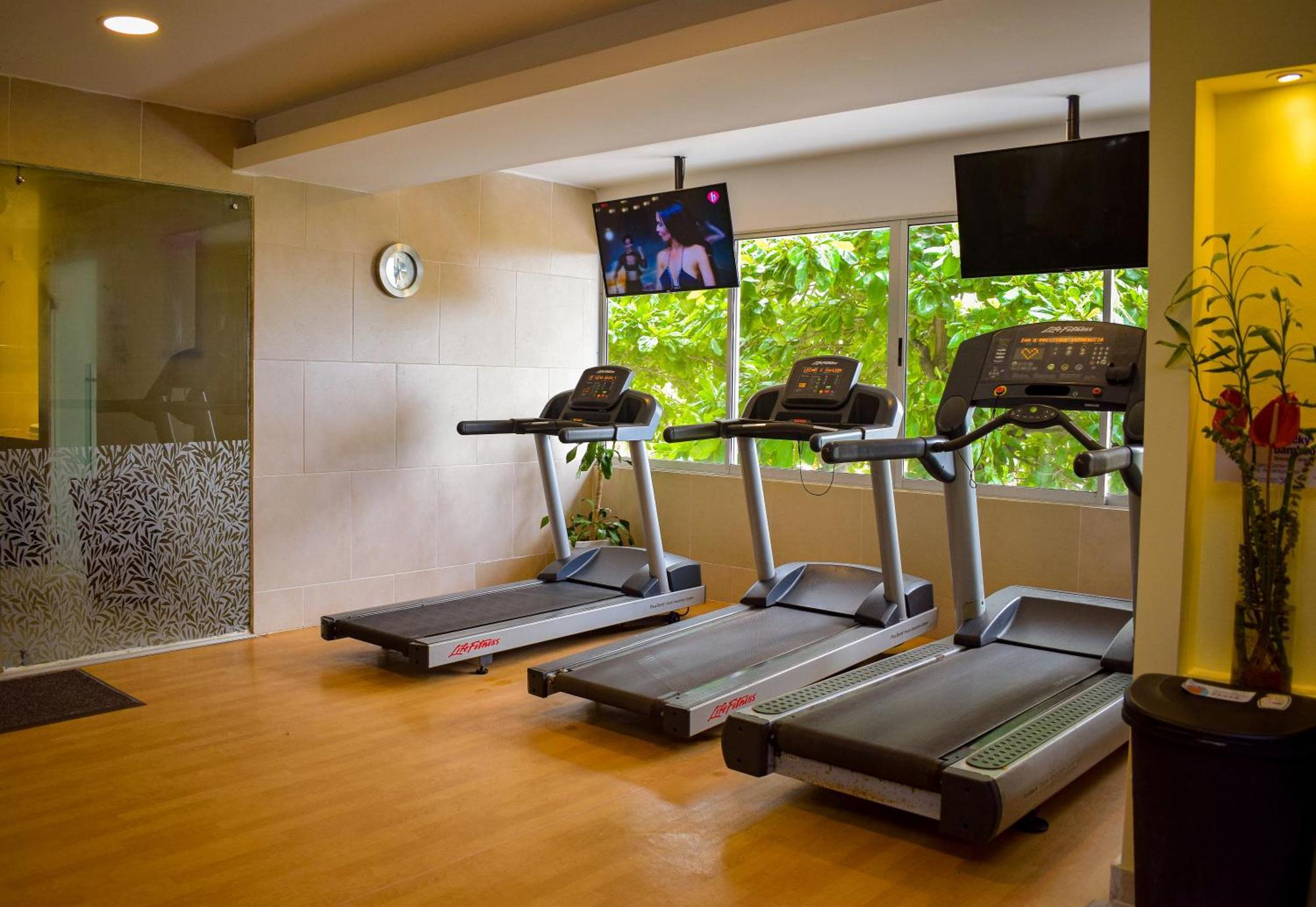 Hotel Capilla Del Mar Картахена Экстерьер фото Treadmills at a gym
