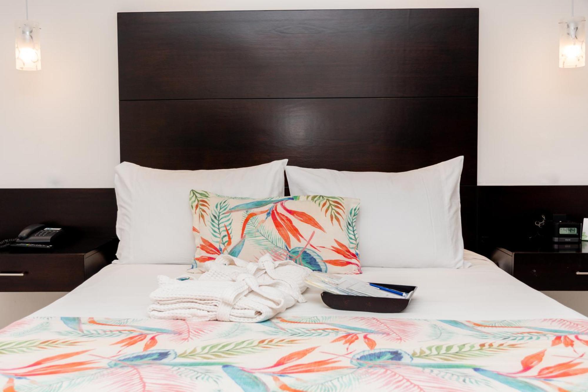 Hotel Capilla Del Mar Картахена Экстерьер фото A bed with a headboard