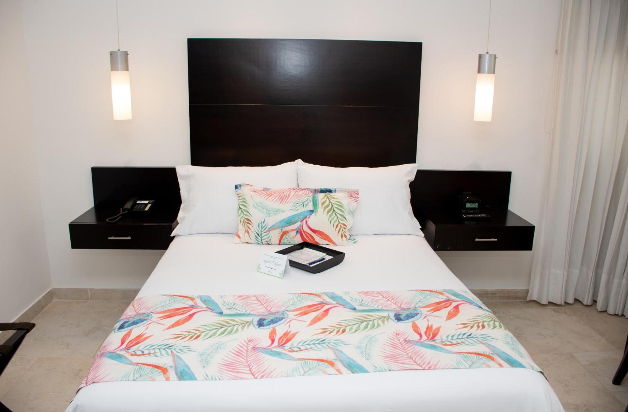 Hotel Capilla Del Mar Картахена Экстерьер фото A bed with a bed runner